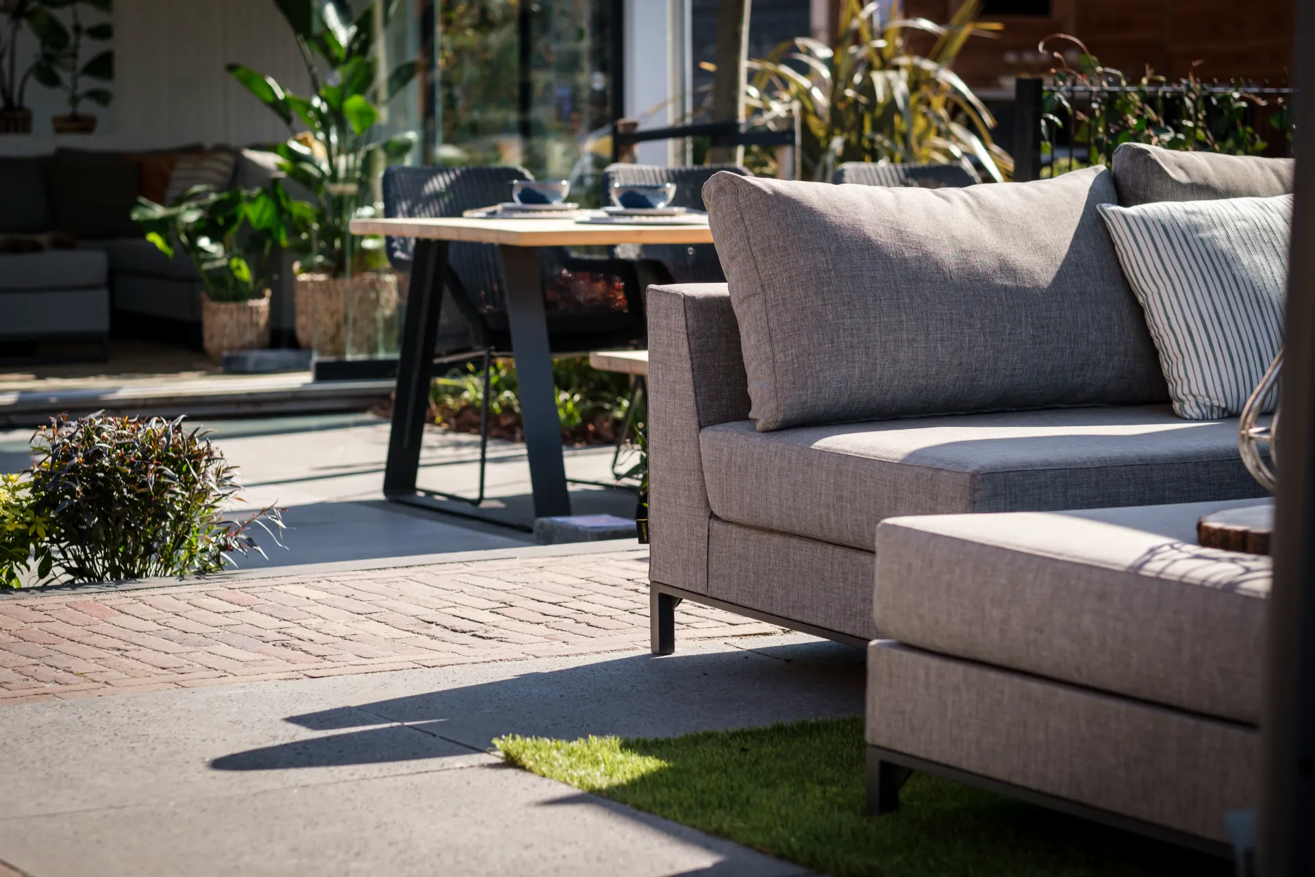 Terras met gebakken klinkers en keramische tegels