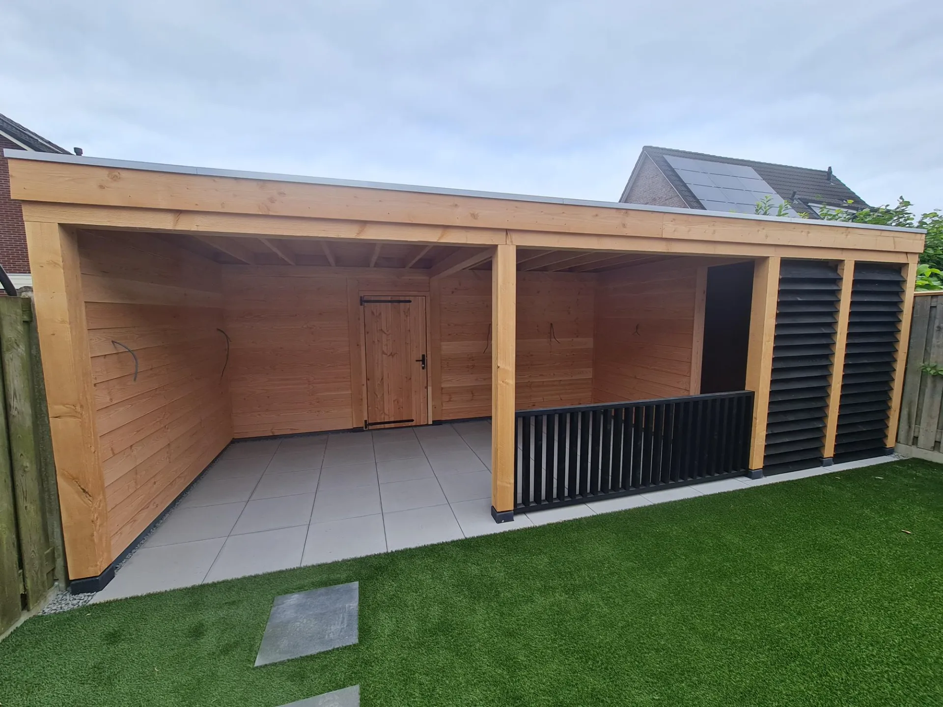 Hardhouten vlonder en pergola in een tuin