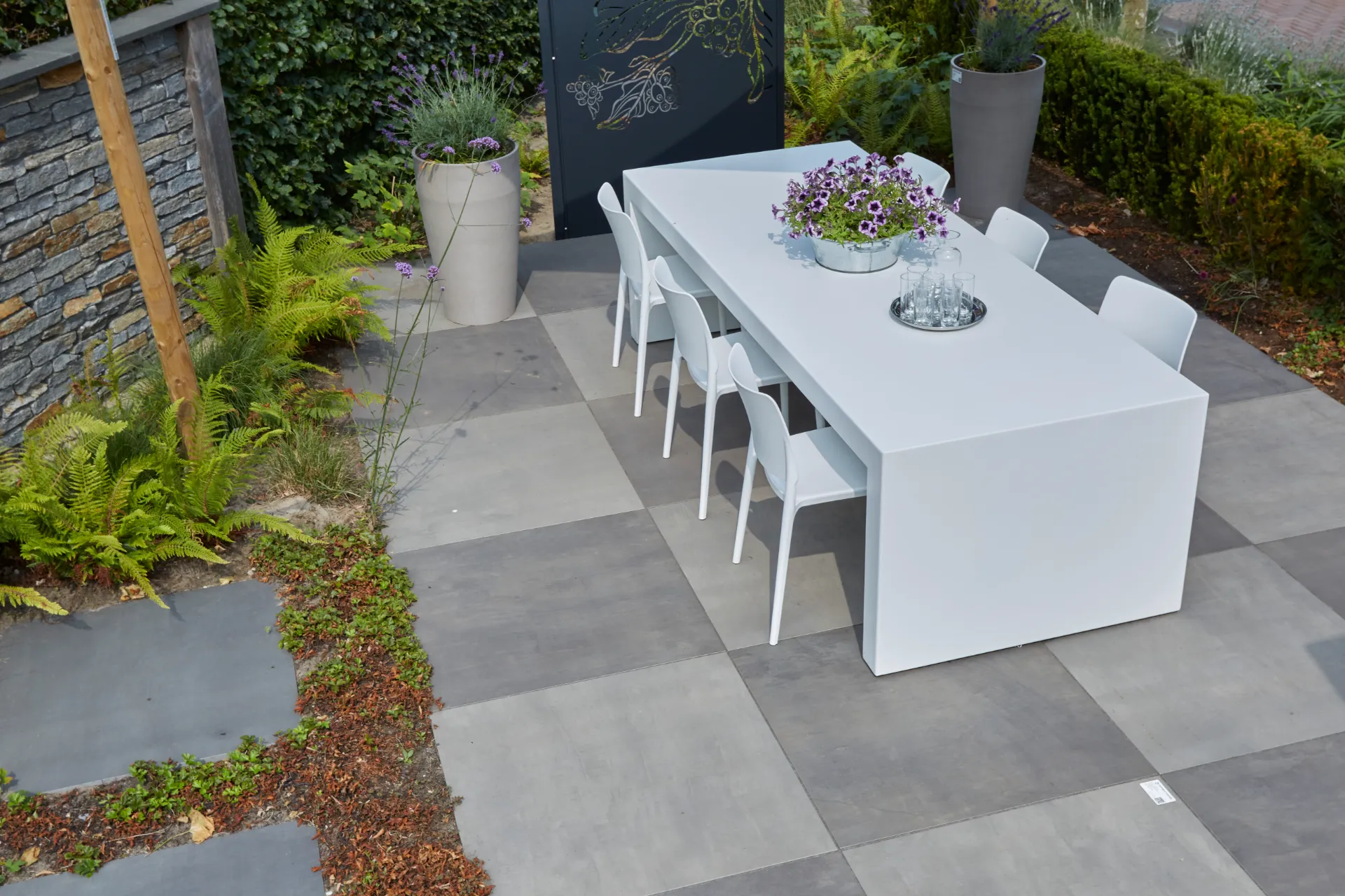 Terras met grote keramische tegels uit het assortiment van Heja Hoveniers