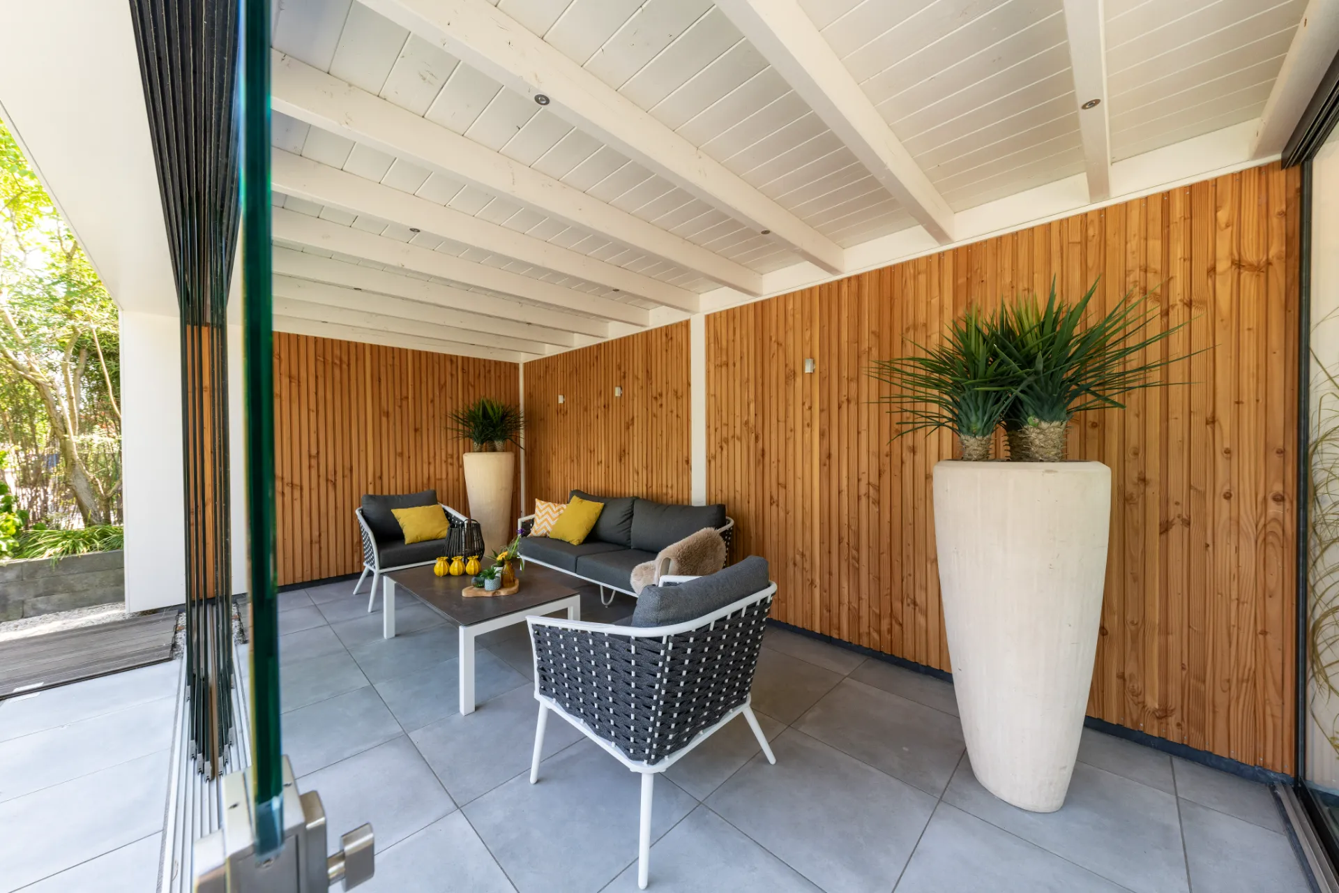 Overkapping met loungeset uit een recent project van Heja Hoveniers