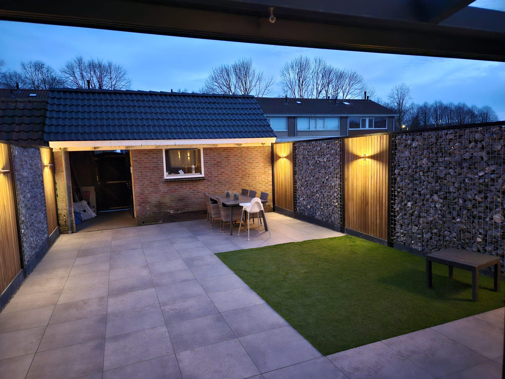 Strakke tuin met palapa