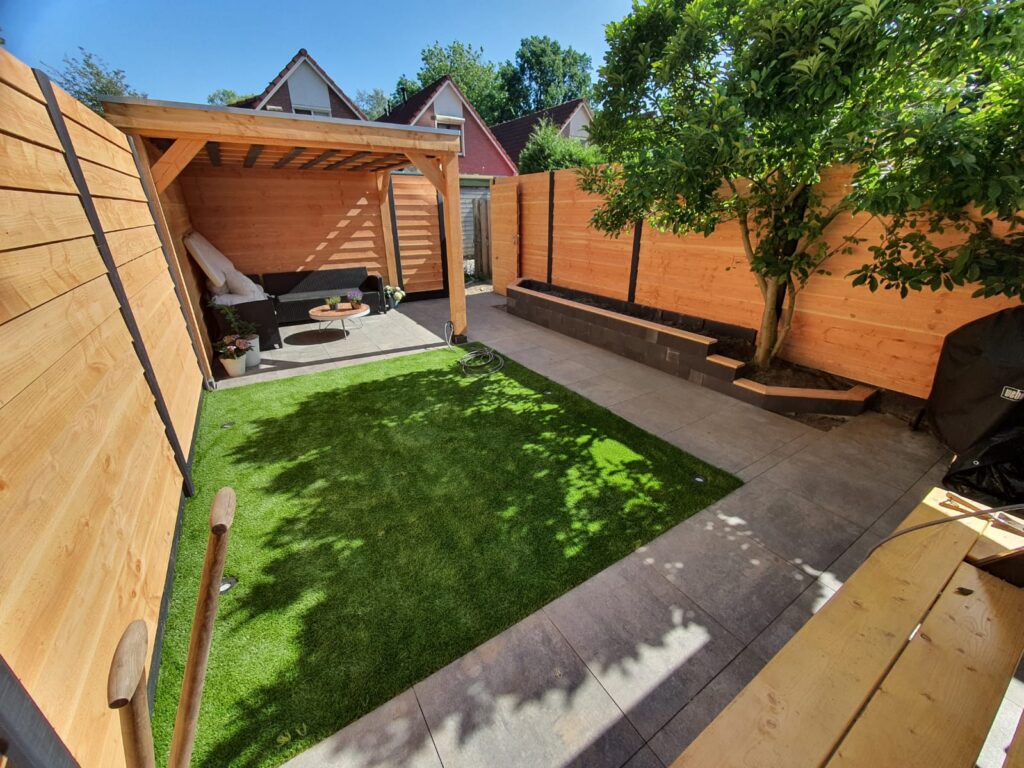 Landelijke tuin met vijver